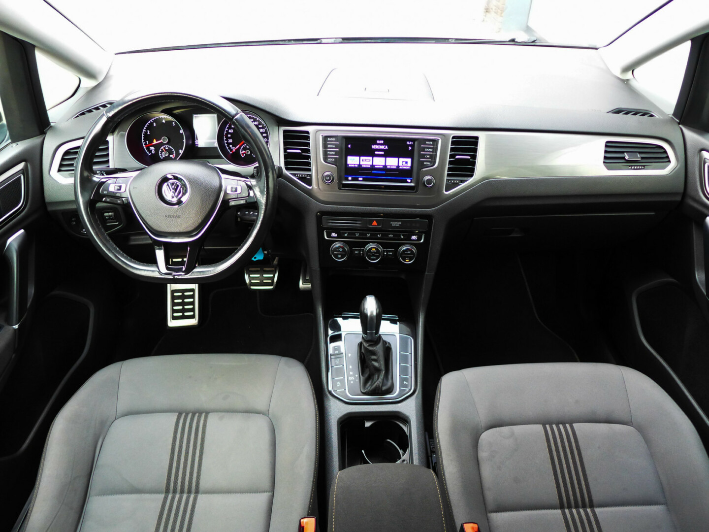 Volkswagen-Golf Sportsvan-12