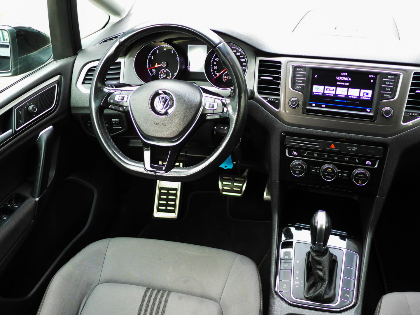 Volkswagen-Golf Sportsvan-13