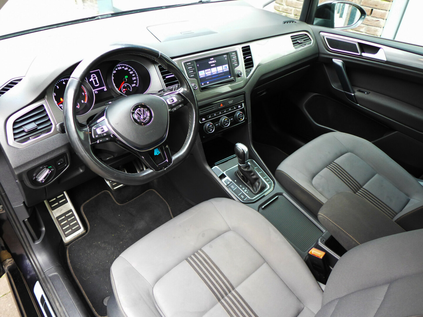 Volkswagen-Golf Sportsvan-15
