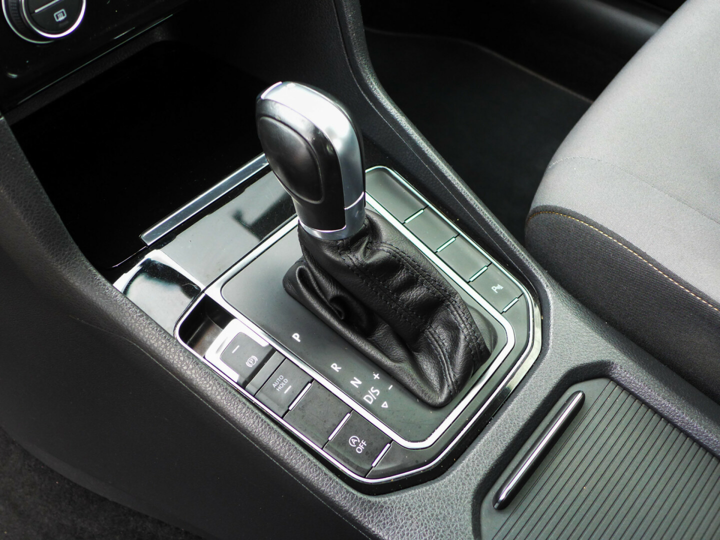 Volkswagen-Golf Sportsvan-19